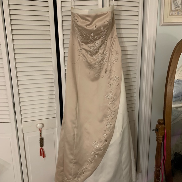 Beautiful strapless cream and white long dress - Picture 6 of 6